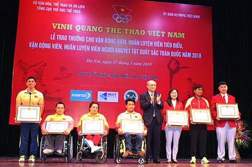 Ông Vương Bích Thắng - Tổng cục trưởng Tổng cục TDTT trao Bằng khen cho các VĐV, HLV thể thao người khuyết tật tại buổi lễ vinh danh